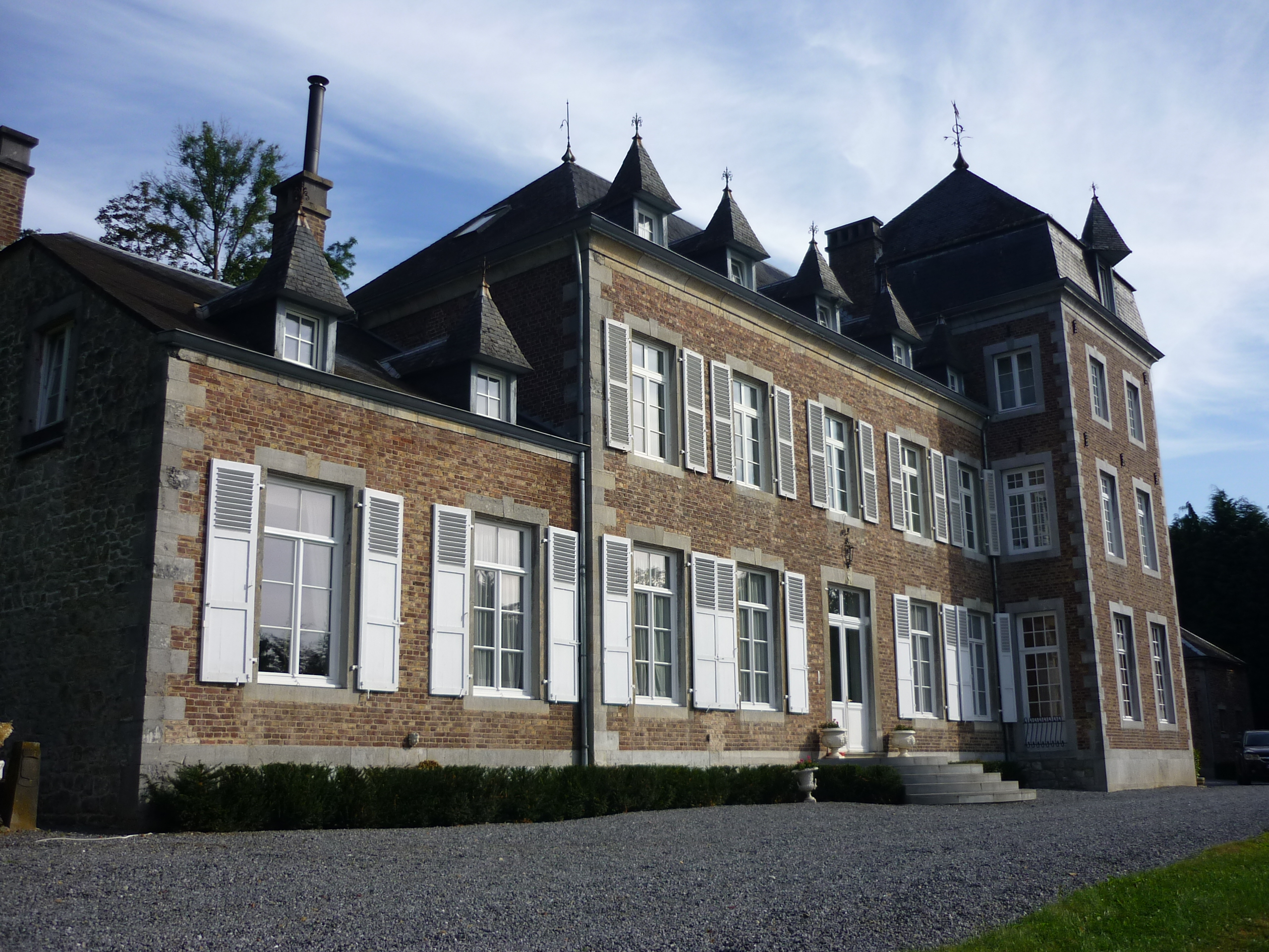 Grandes baies vitrées en aluminium sur une villa résidentielle de la région d'Uccle, réalisation Châssis Abihome
