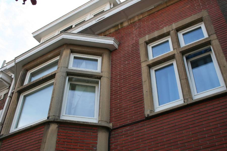 Fenêtres en aluminium anthracite aux profilés fins sur une maison unifamiliale, par Châssis Abihome