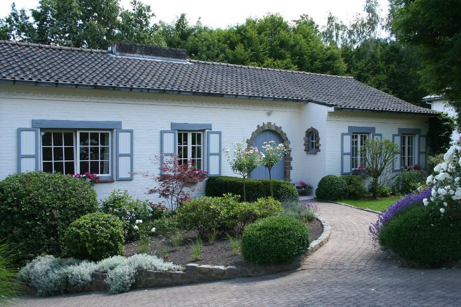 Porte d'entrée et châssis coordonnés sur mesure installés sur une habitation bruxelloise par Châssis Abihome