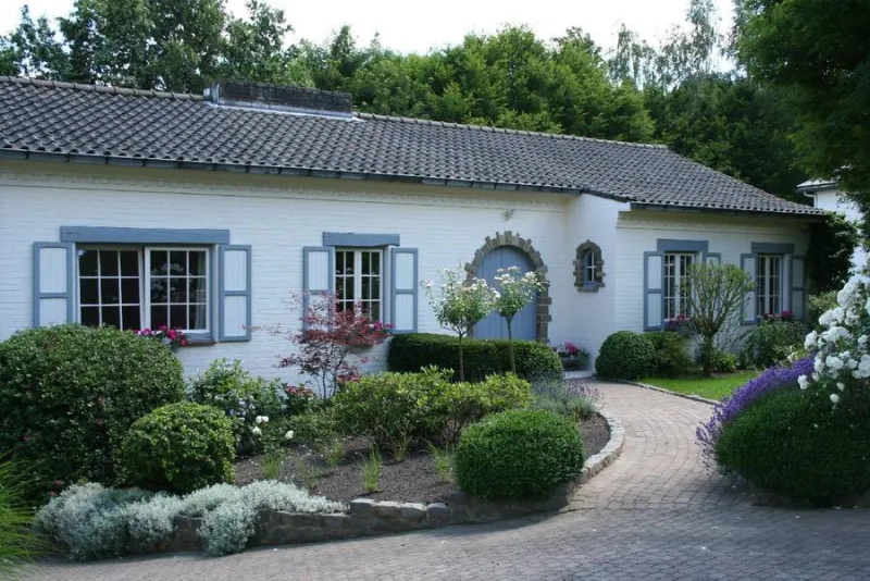 Fenêtres robustes à finition soignée posées sur une maison bruxelloise, châssis faits pour durer, par Châssis Abihome