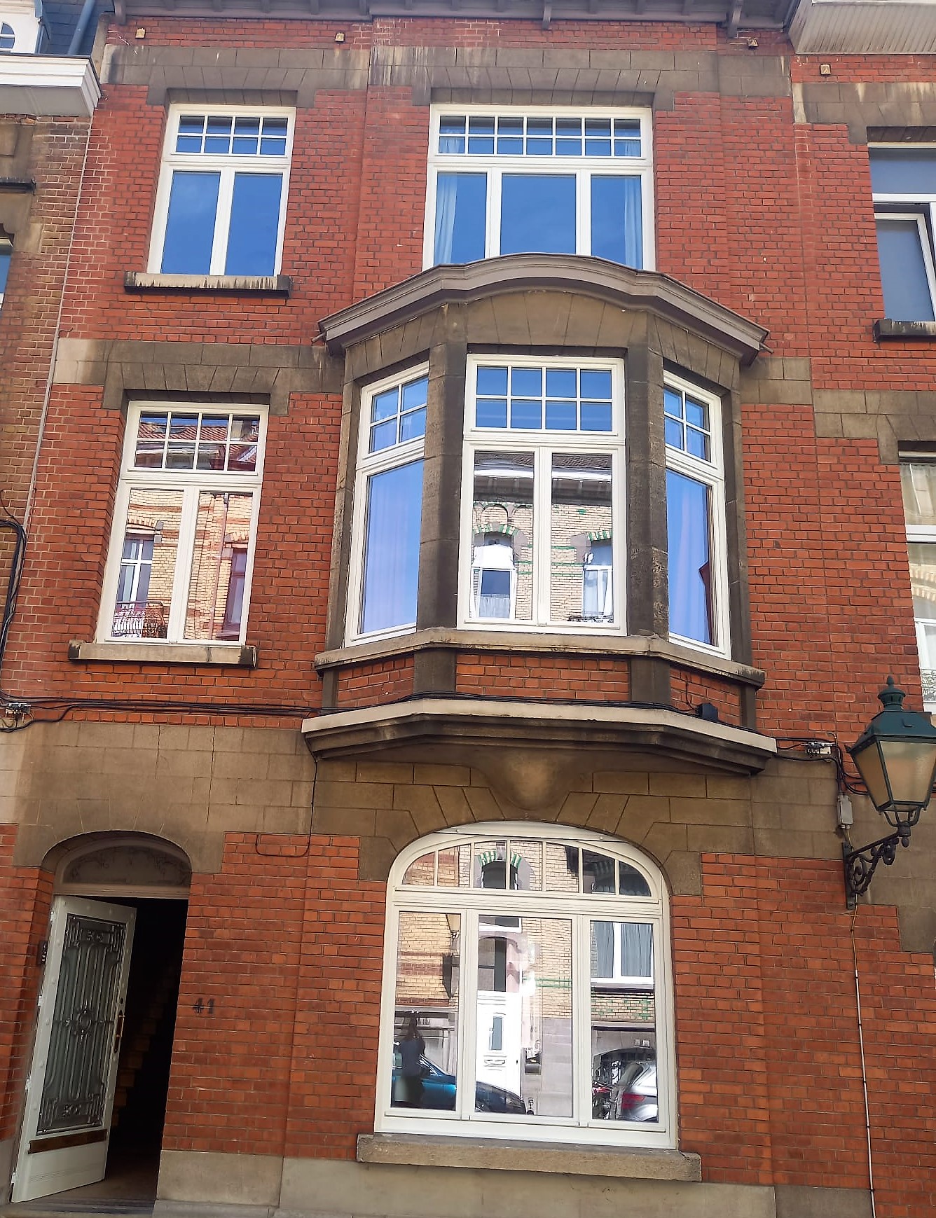Châssis et volets de qualité installés sur une façade bruxelloise, menuiserie soignée, par Andrex