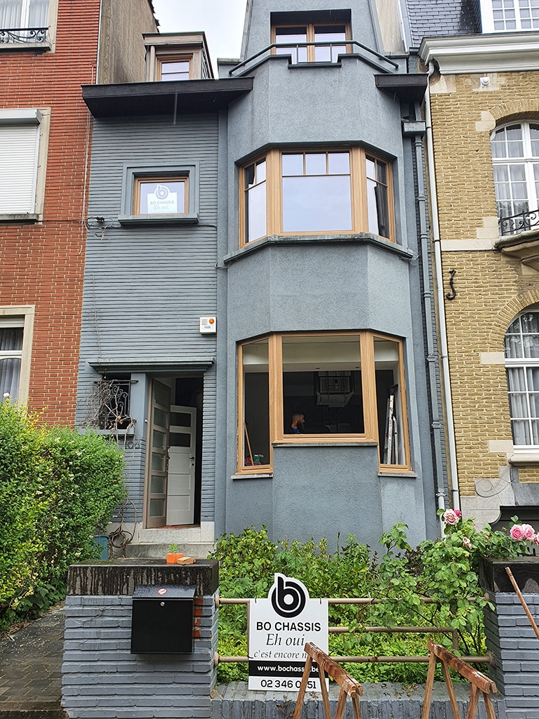 Porte en bois sur mesure et châssis assortis posés sur une maison de caractère à Uccle, réalisation Bo Chassis