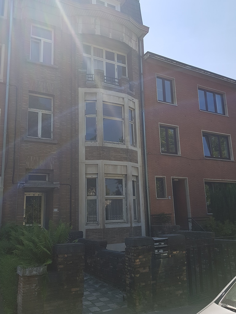 Châssis en bois posés à l'identique pour respecter l'aspect d'origine d'une façade bruxelloise, par Bo Chassis