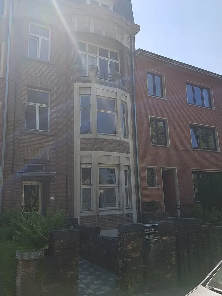 Châssis en bois posés à l'identique pour respecter les exigences urbanistiques, à Bruxelles-Ville, par Bo Chassis
