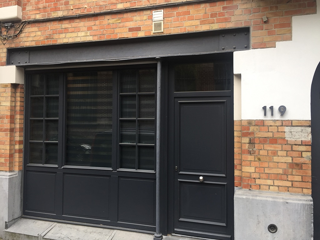 Ensemble de châssis en bois remplacés à l'identique sur une demeure ancienne, réalisation Bo Chassis à Uccle