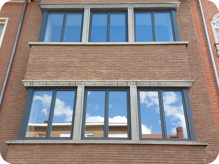 Châssis et volets posés sur une maison de ville à Molenbeek, réalisation Châssis André