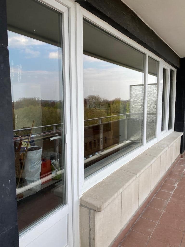 Fenêtres en aluminium installées sur une maison rénovée en région bruxelloise, par CRH Châssis