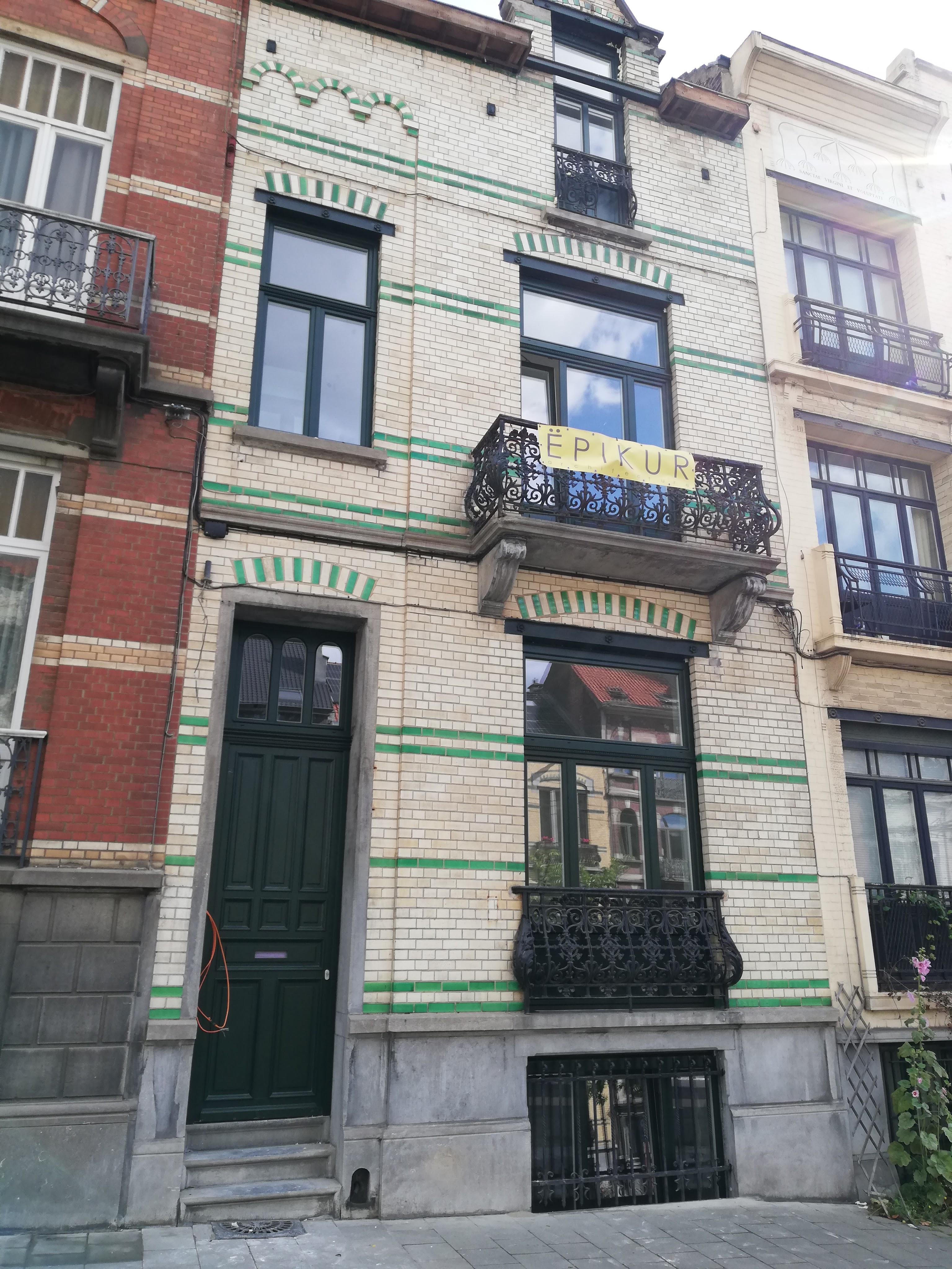 Fenêtres et volets coordonnés posés sur une maison unifamiliale de la Région bruxelloise, réalisation Élite Châssis