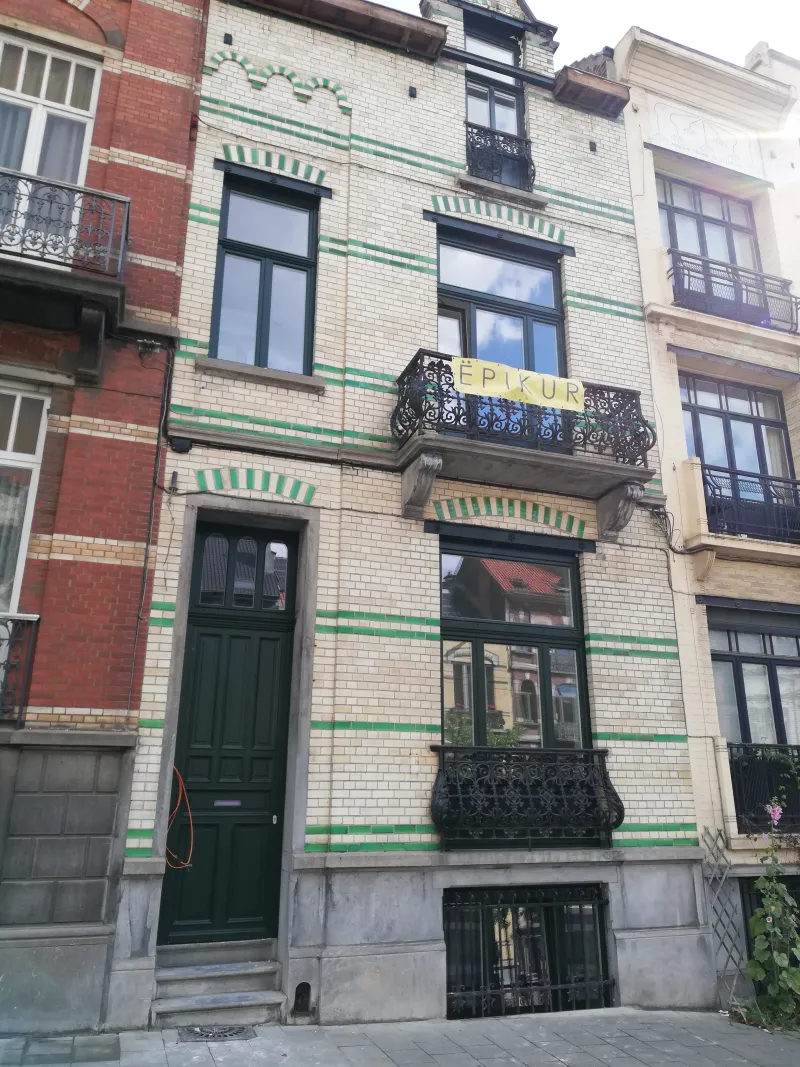 Fenêtres et porte d'entrée coordonnées posées sur une maison rénovée à Anderlecht par Élite Châssis