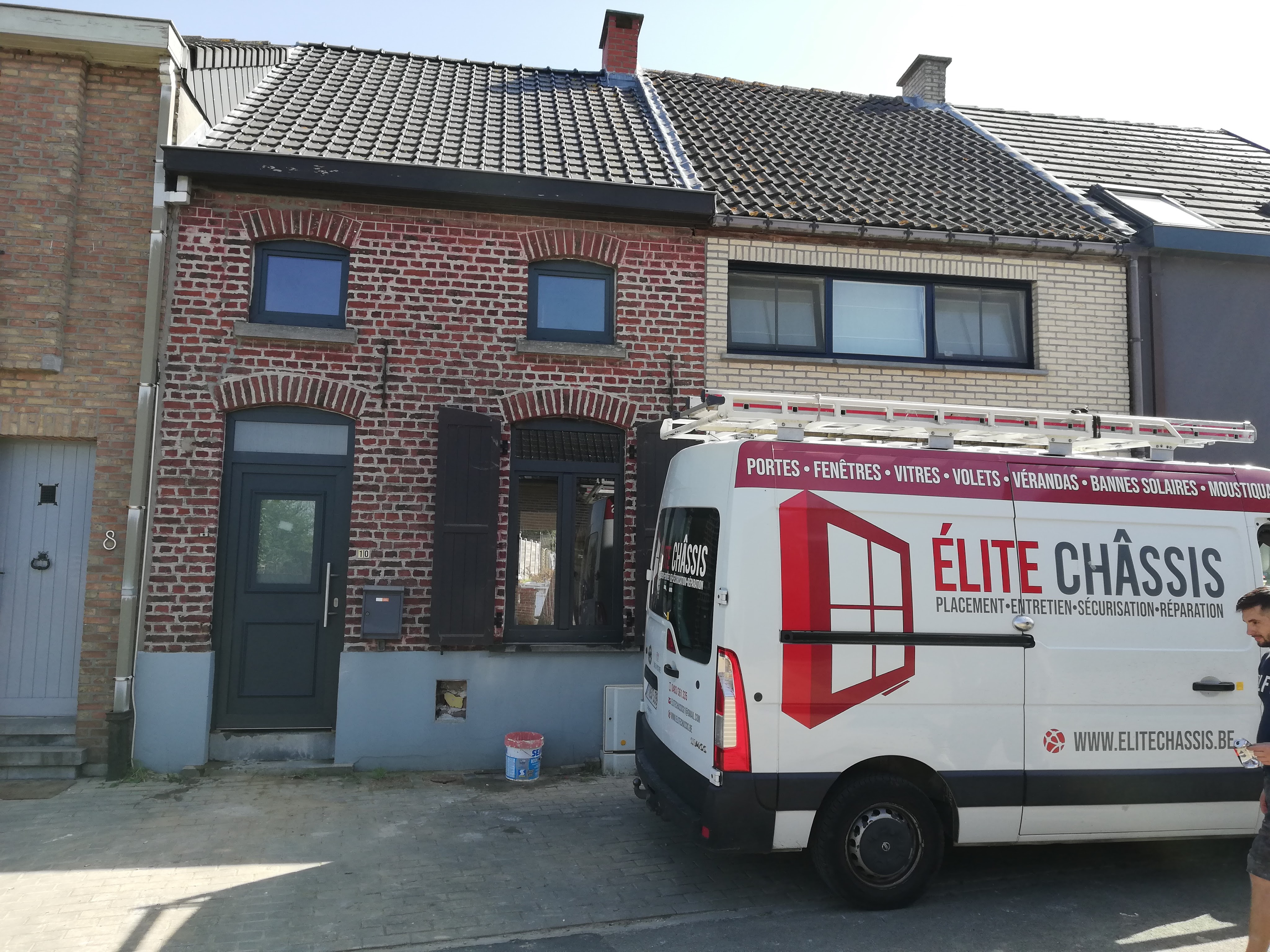Fenêtres et volets coordonnés posés sur une maison bruxelloise en rénovation, réalisation Élite Châssis