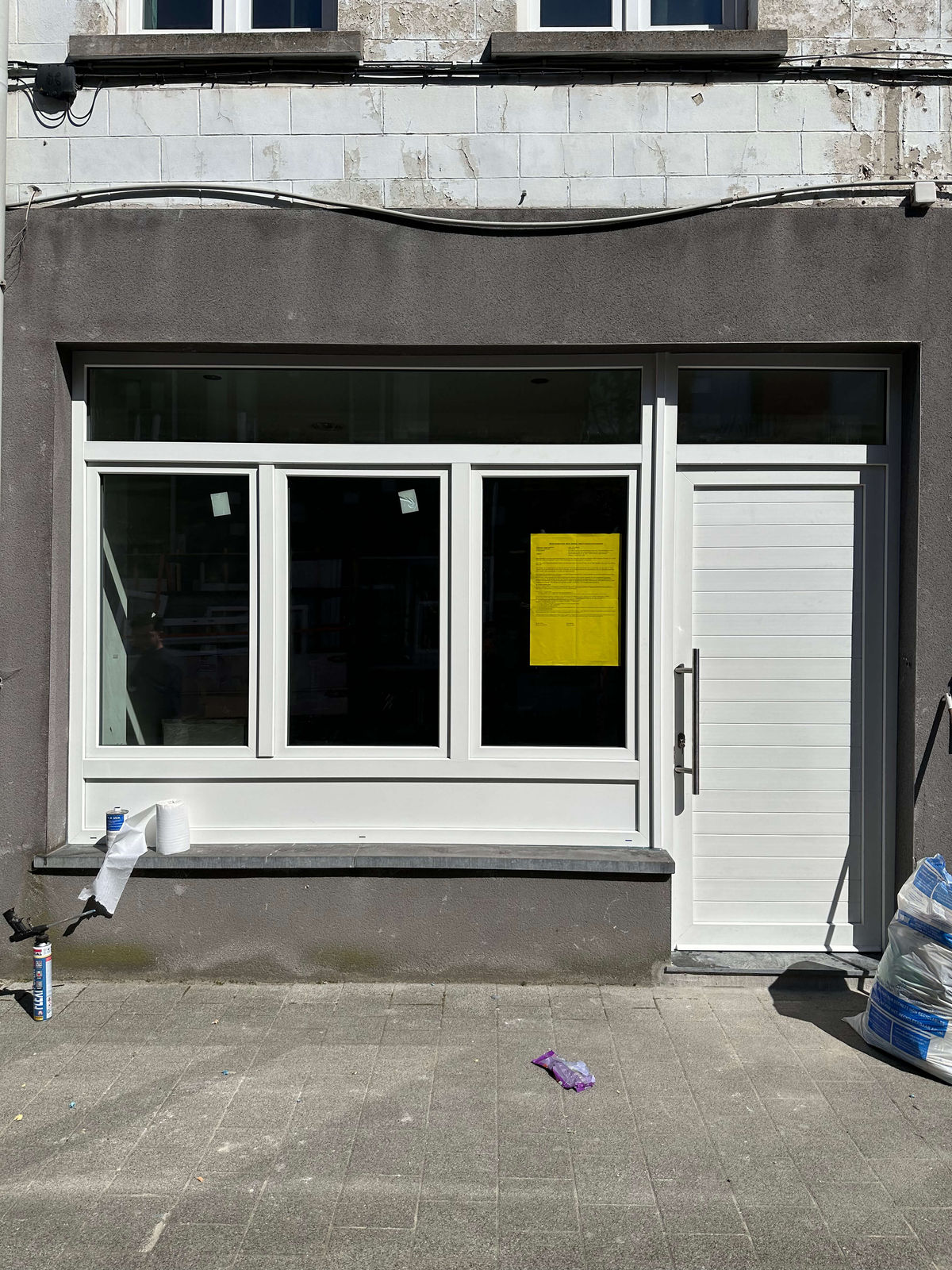 Fenêtres en PVC blanc posées sur une maison de rangée bruxelloise en rénovation à Schaerbeek, réalisation ISME Home