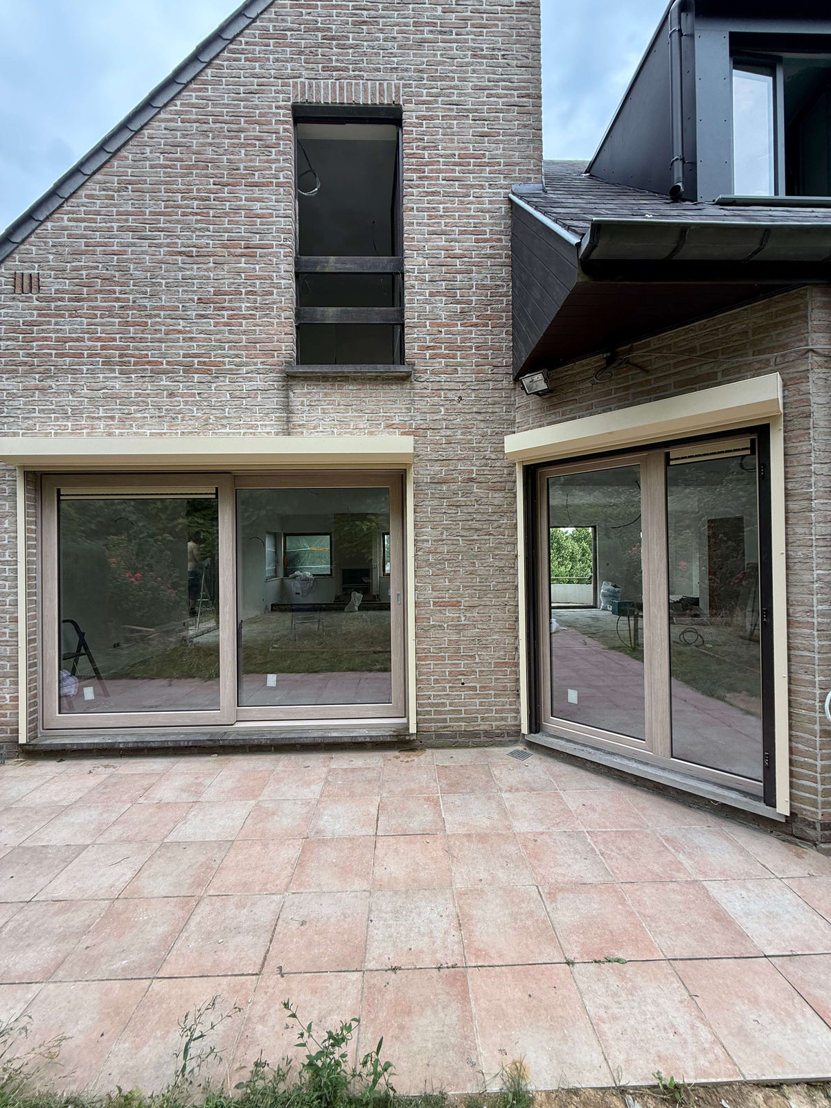 Châssis et porte d'entrée coordonnés sur une façade schaerbeekoise, réalisation ISME Home