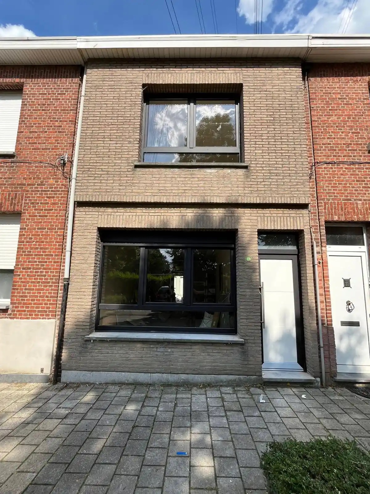 Châssis posés proprement sur une façade bruxelloise, ajustement précis du dormant, par Châssis No Limit