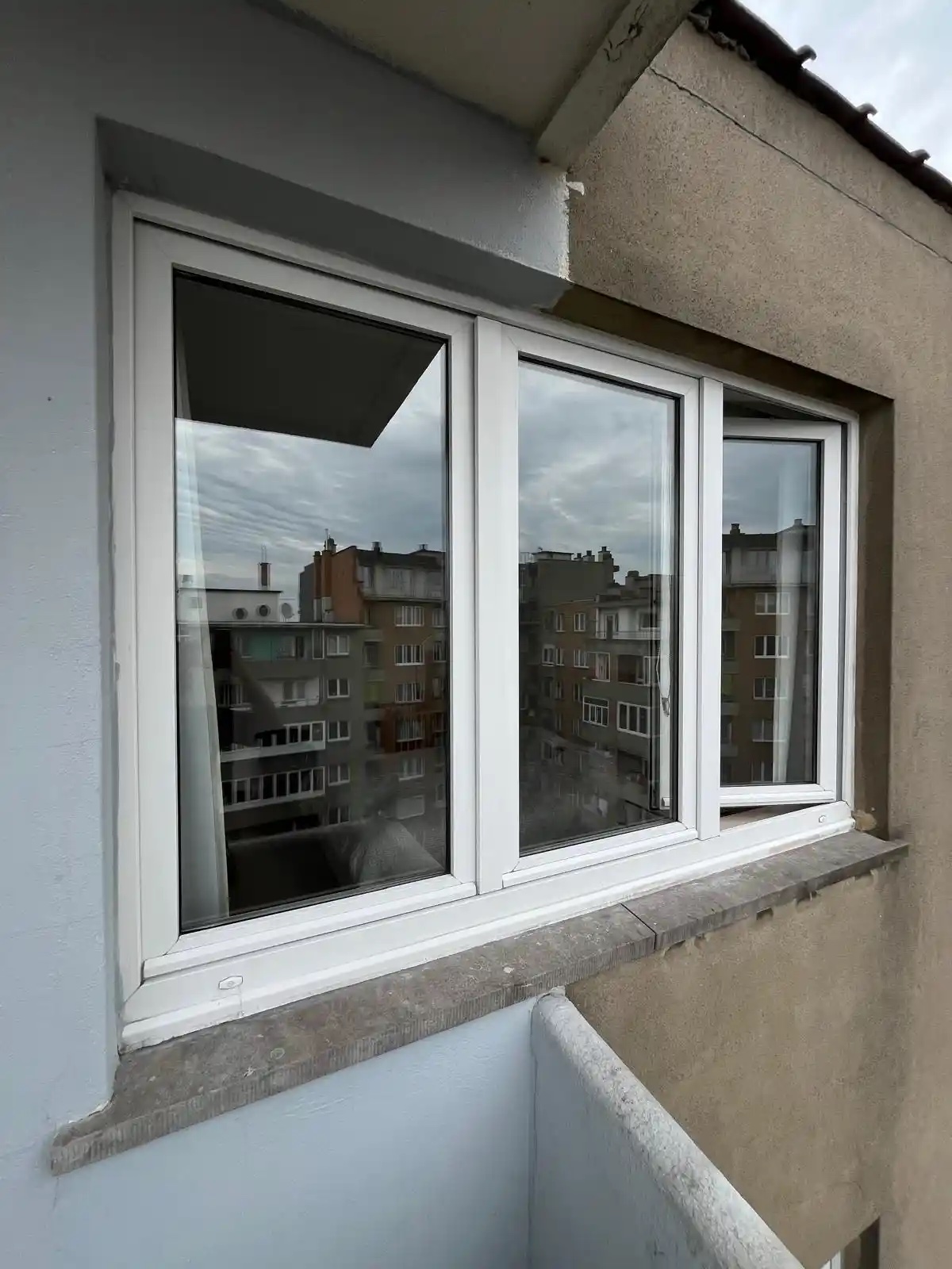 Châssis posés sur une façade bruxelloise avec un ajustement précis et une finition propre, par Châssis No Limit