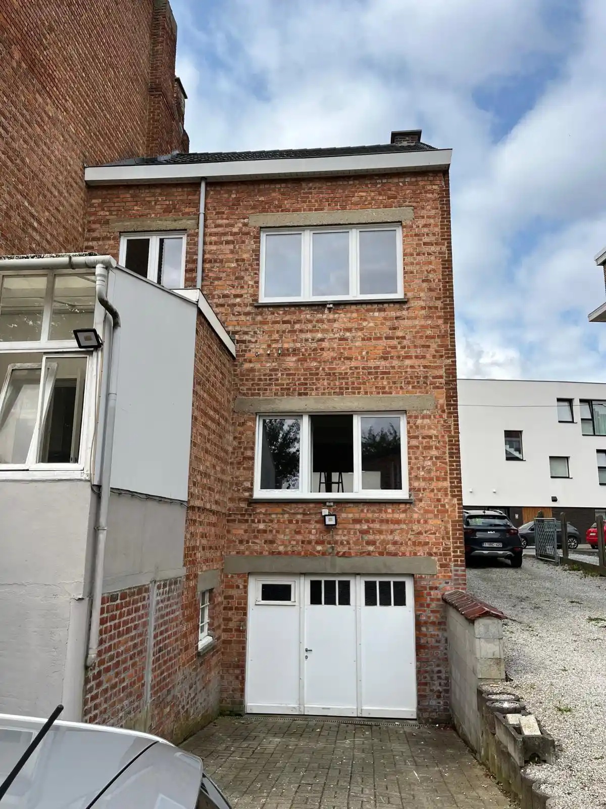 Remplacement de fenêtres réalisé proprement sur un logement bruxellois, travail soigné, par Châssis No Limit
