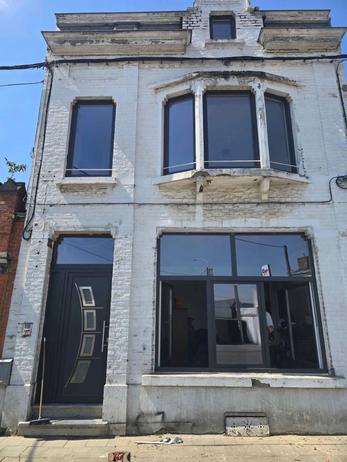 Fenêtres en PVC parfaitement installées sur une maison de rangée de la Région bruxelloise, par Poyraz Chassis