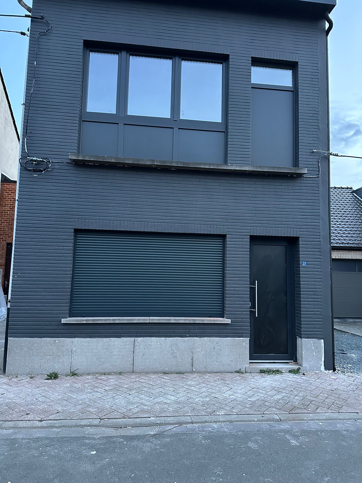 Pose de châssis propre et soignée sur une maison de rangée de la Région bruxelloise, par Poyraz Chassis