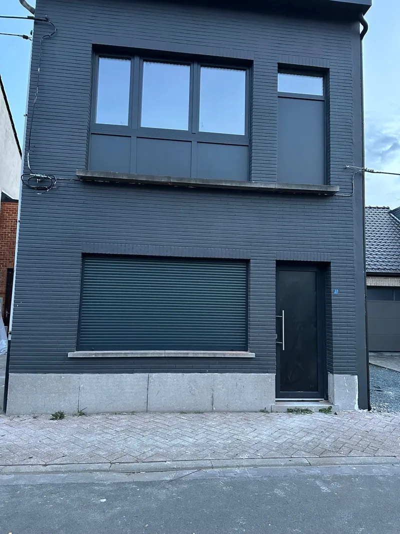Pose de châssis propre et soignée sur une maison de rangée de la Région bruxelloise, par Poyraz Chassis