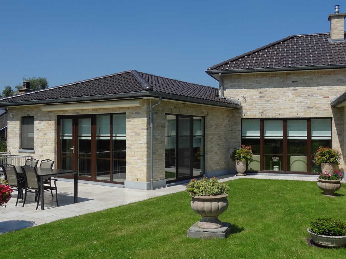 Baies coulissantes en aluminium sur une extension de maison, réalisation Chassis 2000 près de Liège