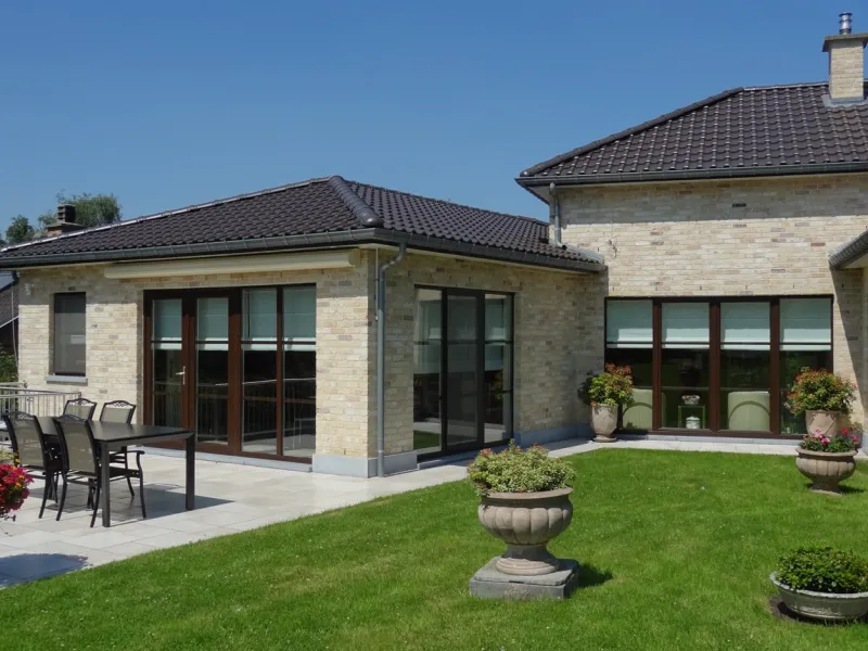 Baies coulissantes en aluminium sur une extension de maison, réalisation Chassis 2000 près de Liège