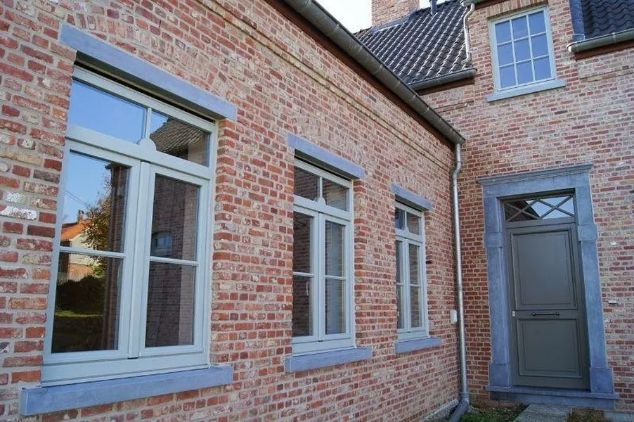Porte et châssis coordonnés — réalisation châssis par Châssis Jette