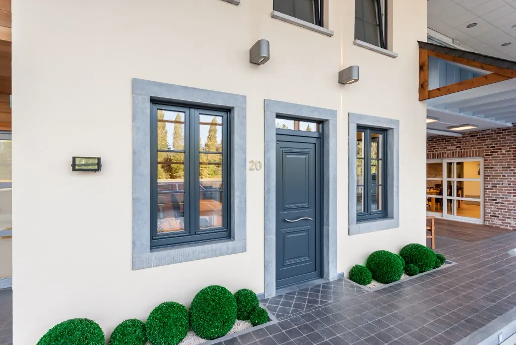 Baies vitrées sur maison rénovée — réalisation châssis par Gaume