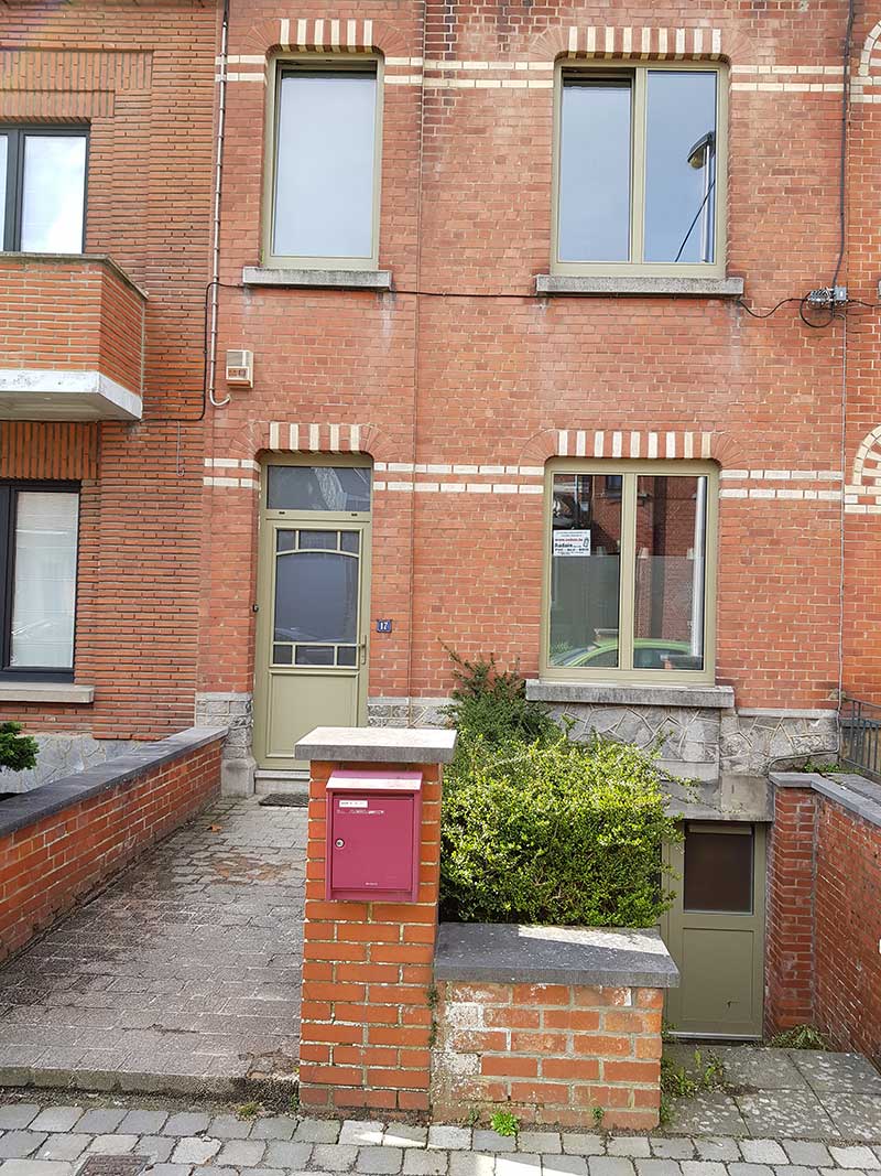 Châssis et porte d'entrée teinte olive avec bow-window sur une maison ouvrière en rangée du Centre, réalisation Menuiserie Audain & Fils