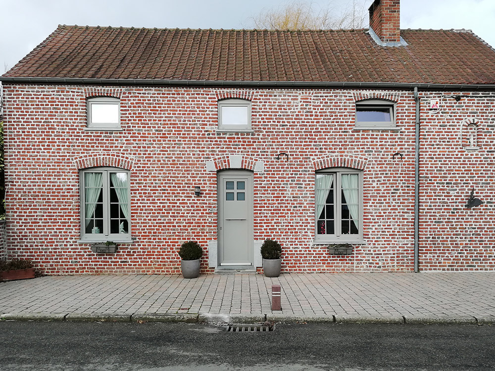 Fenêtres à frappe et porte sur une fermette en brique près de Charleroi, par MDF Menuiserie