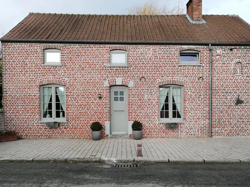 Fenêtres à frappe et porte sur une fermette en brique près de Charleroi, par MDF Menuiserie