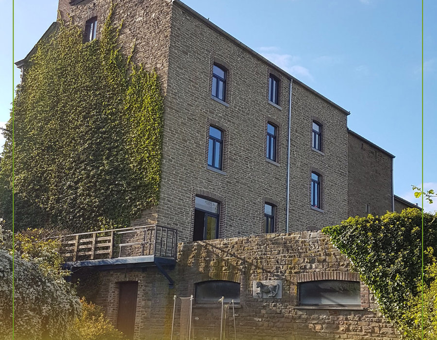 Nombreux châssis posés sur une grande bâtisse en pierre, réalisation Gérégri en région liégeoise