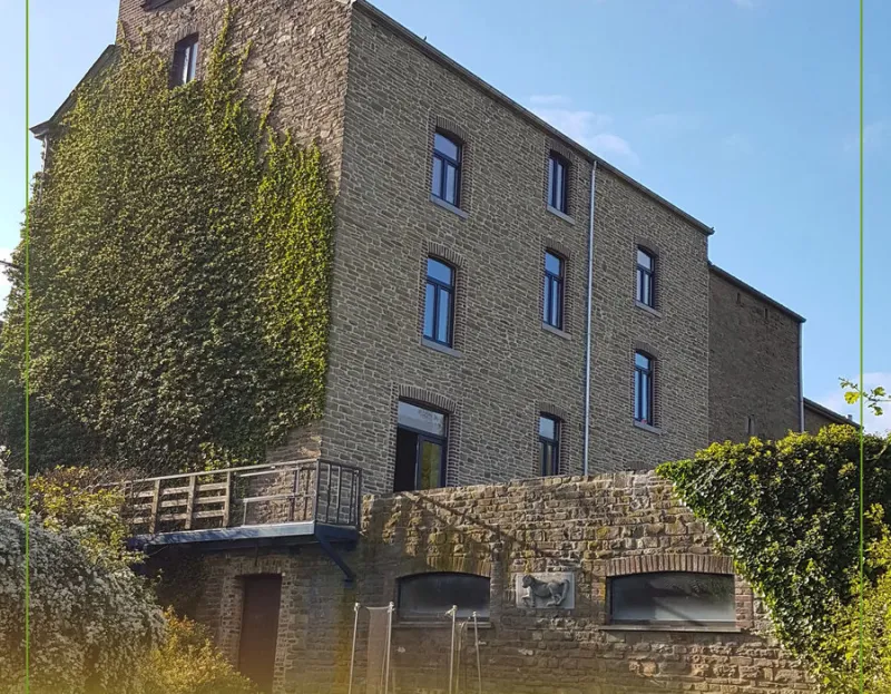 Nombreux châssis posés sur une grande bâtisse en pierre, réalisation Gérégri en région liégeoise