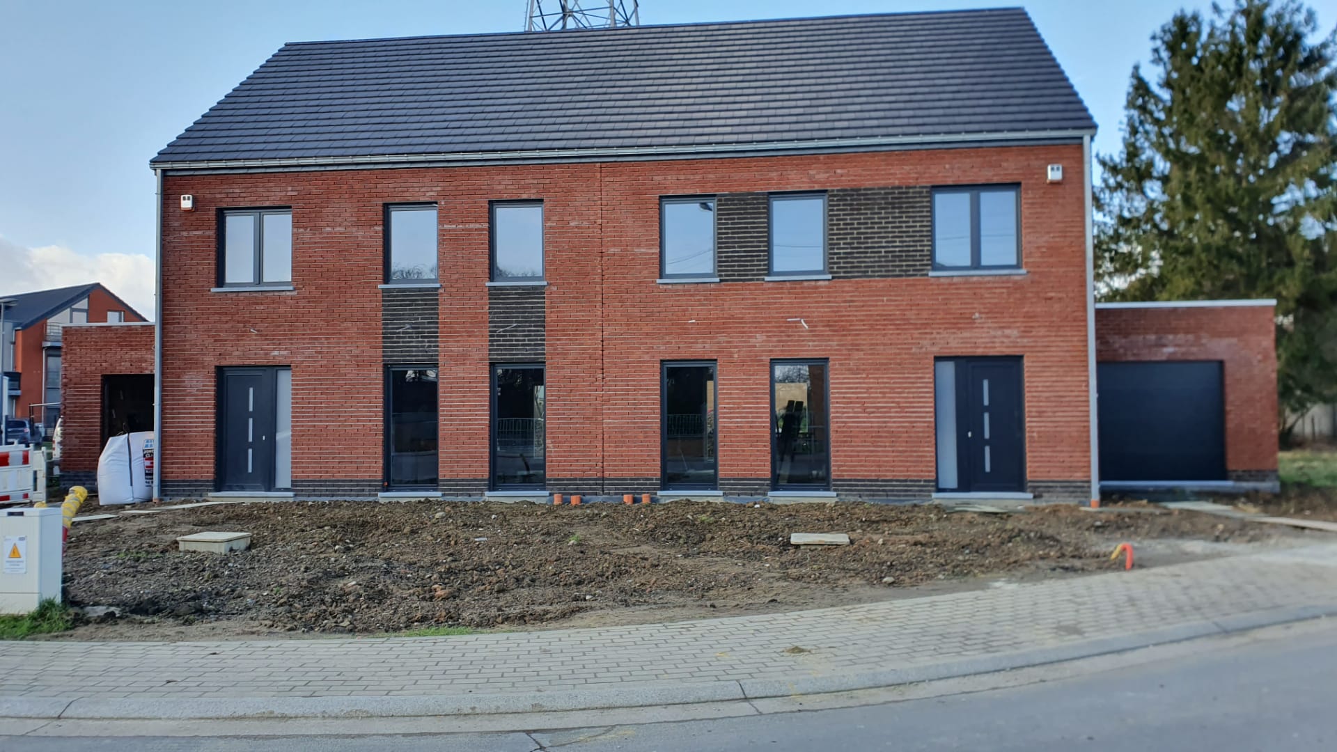 Châssis et portes posés sur une maison neuve en brique rouge près de Seraing, par UDM Châssis