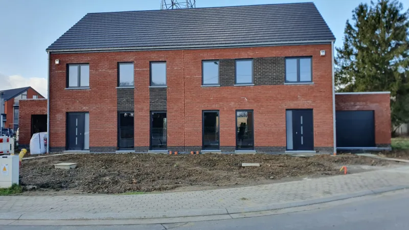 Châssis et portes posés sur une maison neuve en brique rouge près de Seraing, par UDM Châssis