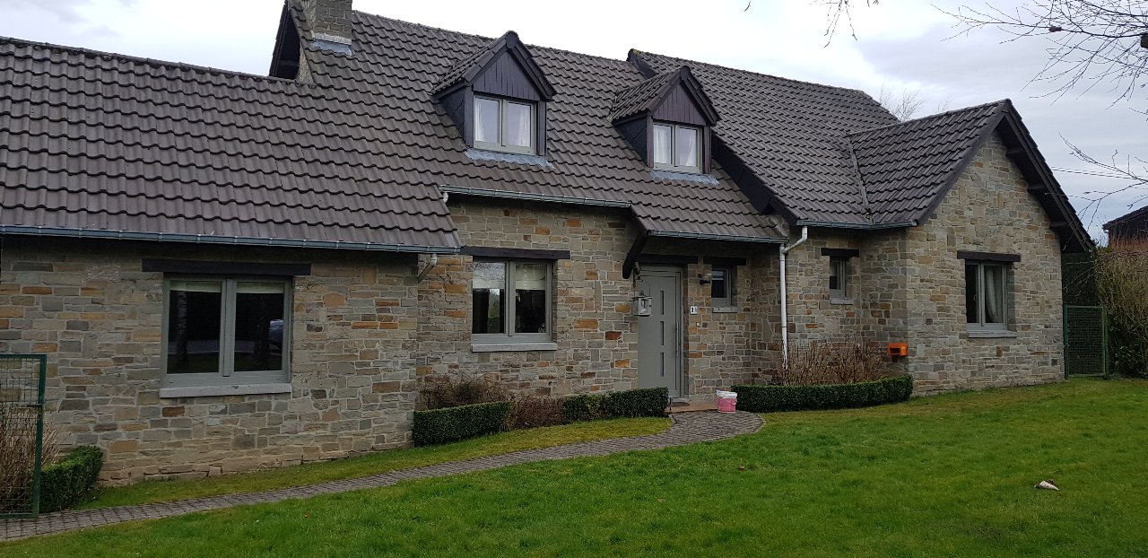 Fenêtres et porte grises posées sur une maison ancienne en pierre du pays, réalisation UDM Châssis en province de Liège