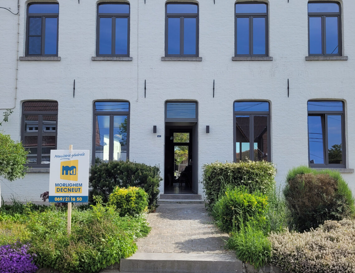 Châssis anthracite posés sur une maison de ville blanche à Tournai, réalisation Menuiserie Morlighem - Decneut