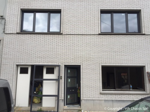 Fenêtres et porte en aluminium anthracite sur une maison contemporaine, par VDK Châssis