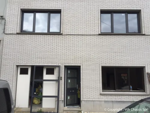 Fenêtres et porte en aluminium anthracite sur une maison contemporaine, par VDK Châssis
