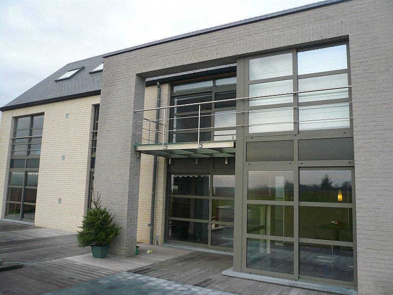 Grandes baies vitrées et portes coulissantes en aluminium sur une maison contemporaine, réalisation Nikal Châssis près de Waterloo
