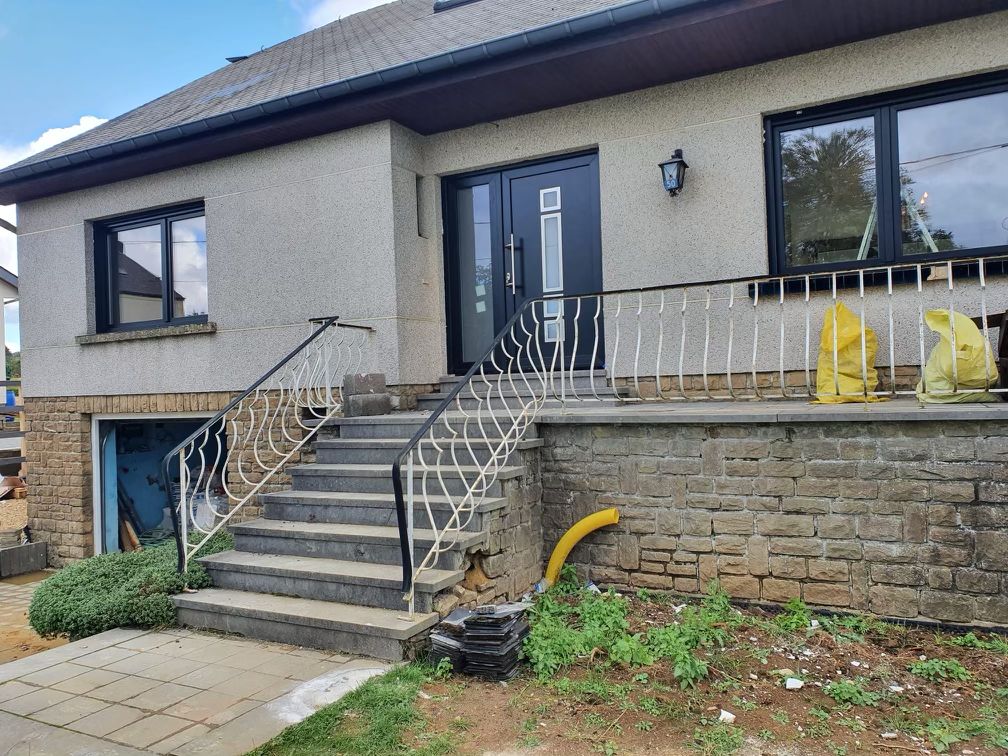 Fenêtres en aluminium anthracite et porte d'entrée vitrée sur une villa 4 façades, par Chassis Protech près de Braine-le-Château