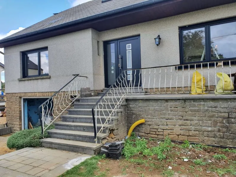 Fenêtres en aluminium anthracite et porte d'entrée vitrée sur une villa 4 façades, par Chassis Protech près de Braine-le-Château
