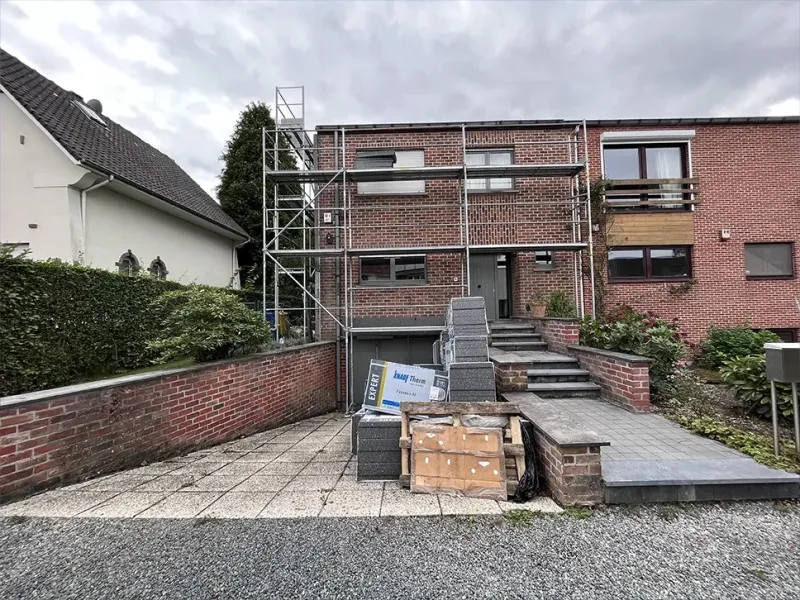 Façade isolée par l'extérieur avec panneaux et enduit à Bruxelles, Bati Belgium Group