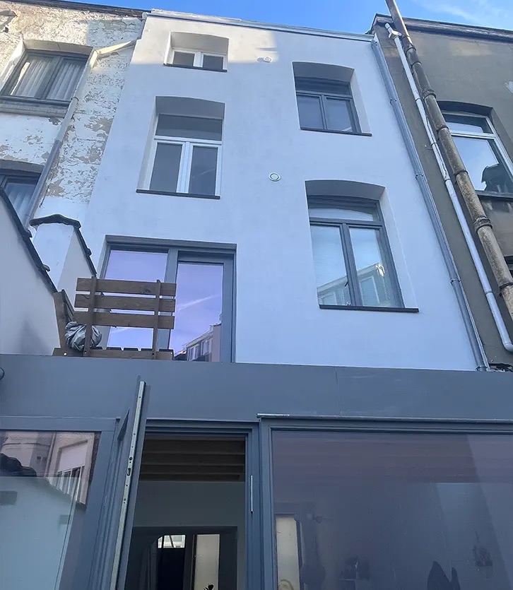 Façade isolée par l'extérieur avec panneaux et enduit à Molenbeek-Saint-Jean, Bati Belgium Group