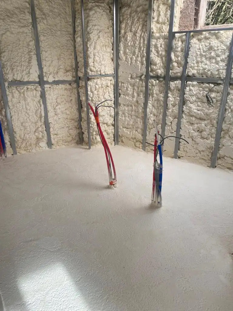 Chantier d'isolation par mousse PUR ou ouate de cellulose à La Louvière, DMF Isolation