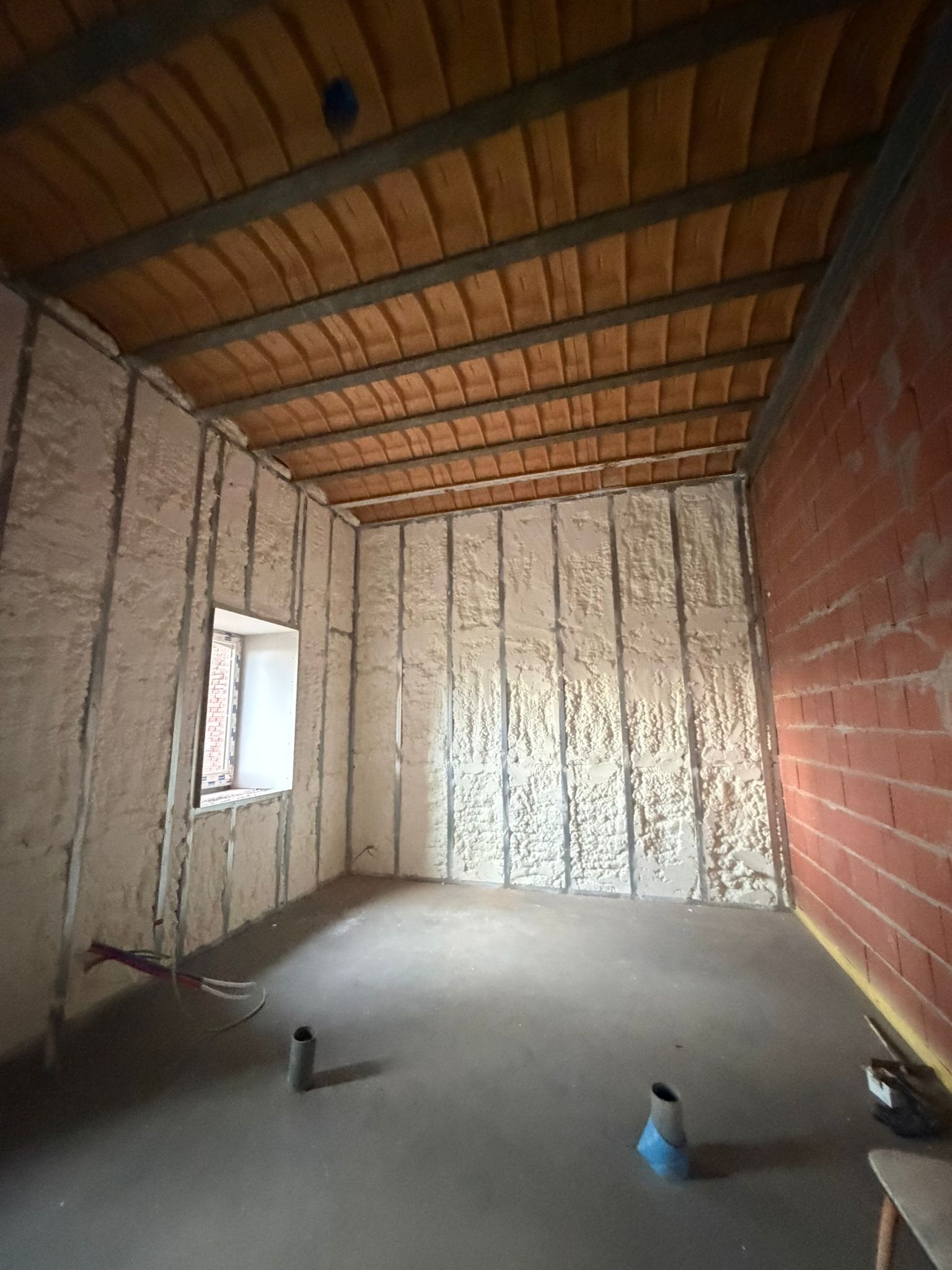 Chantier d'isolation par mousse PUR ou ouate de cellulose à Mons, DMF Isolation