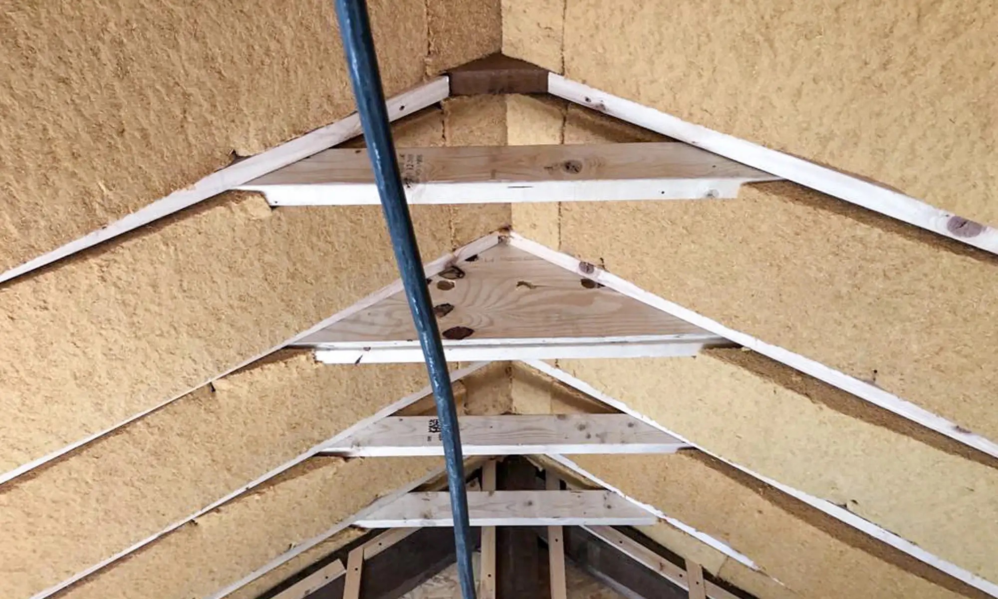 Chantier d'isolation par mousse PUR ou ouate de cellulose à La Louvière, DMF Isolation