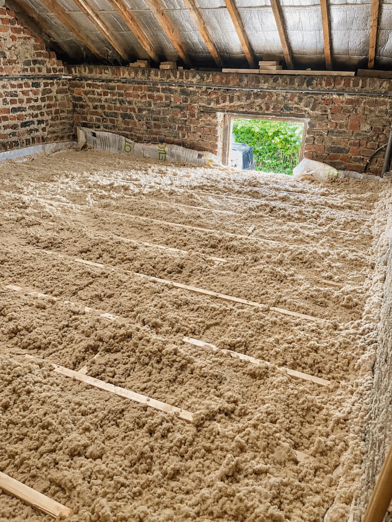 Isolation par insufflation du plancher de combles dans une maison en briques