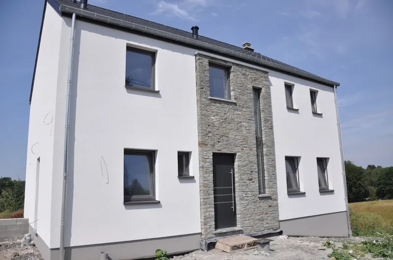 Façade isolée par l'extérieur avec crépi de finition à Seraing, Home Colors