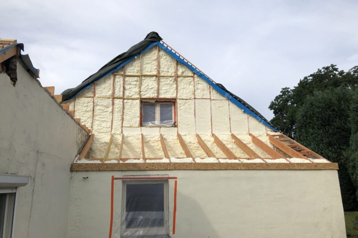 Chantier d'isolation par mousse projetée, ISEO Projection