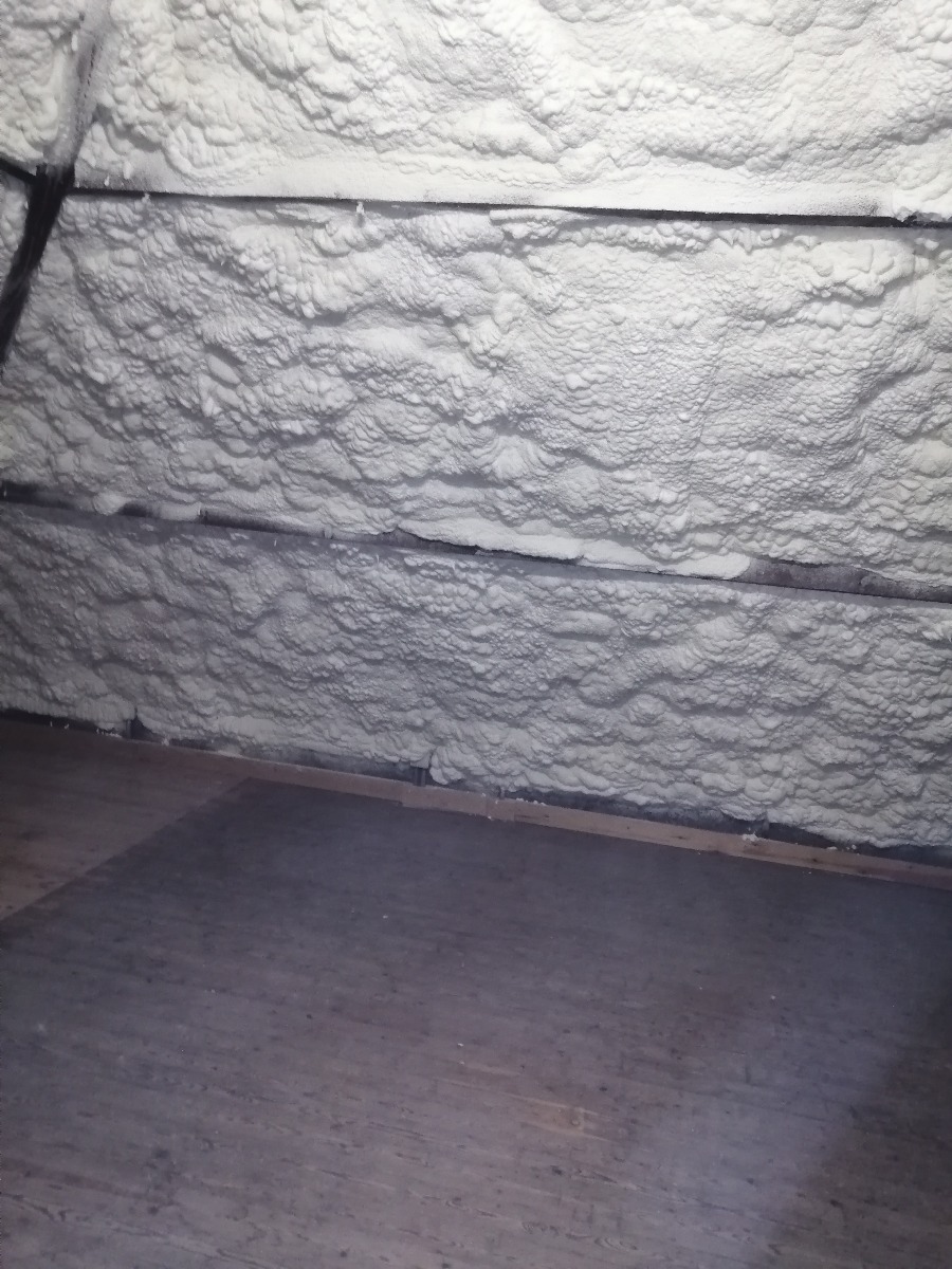 Paroi isolée à la mousse polyuréthane projetée par Isolservices