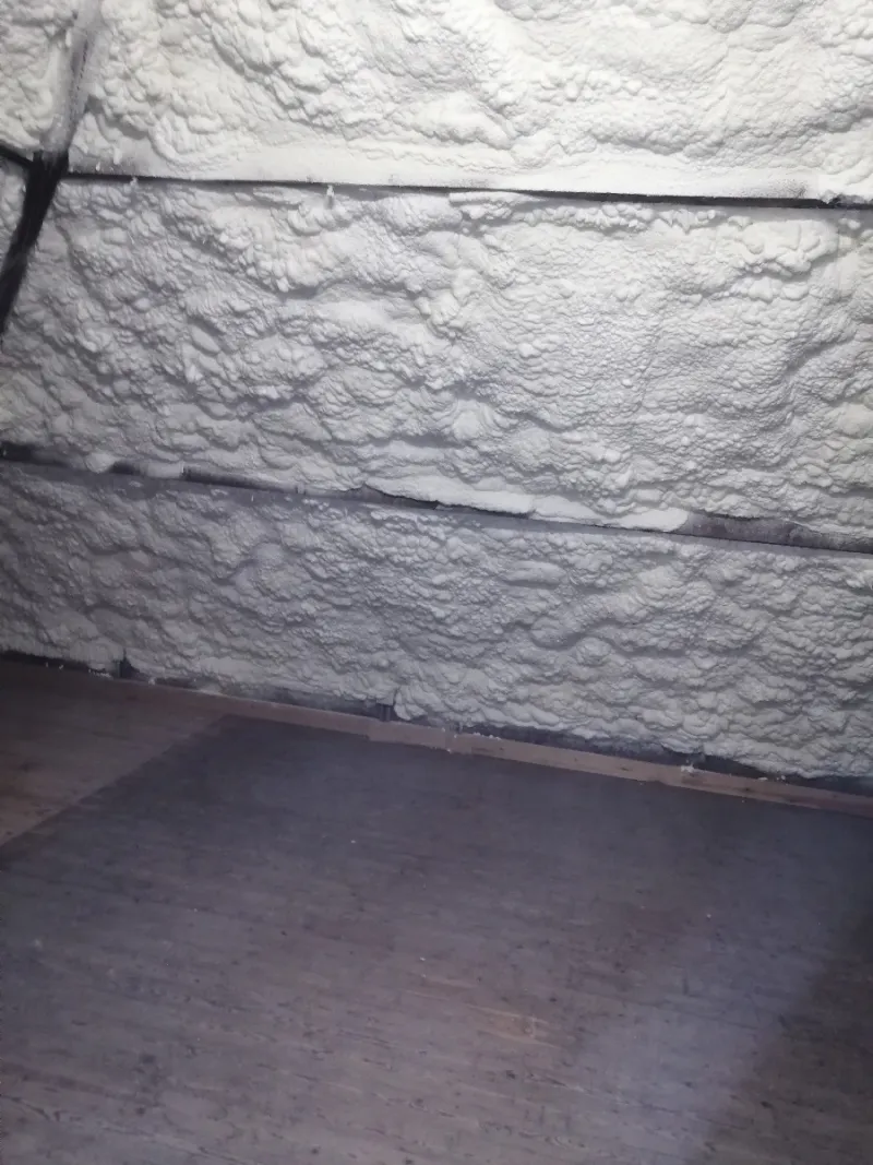 Paroi isolée à la mousse polyuréthane projetée par Isolservices